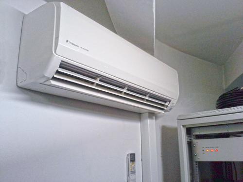Klimatyzator naścienny Fuji Electric RSG12 w serwerowni